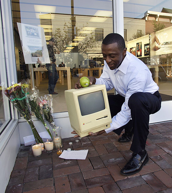 Clarence Labor coloca um Macintosh Plus em frente a uma loja da Apple em Washington