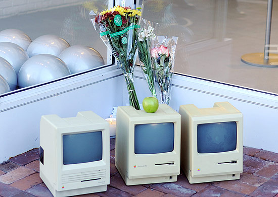 Os três computadores Macintosh depositados por Clarence Labor