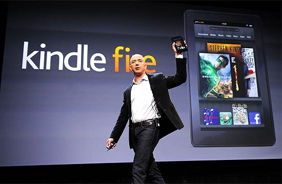 Jeff Bezos, presidente-executivo da Amazon, apresenta o tablet Kindle Fire, em setembro do ano passado