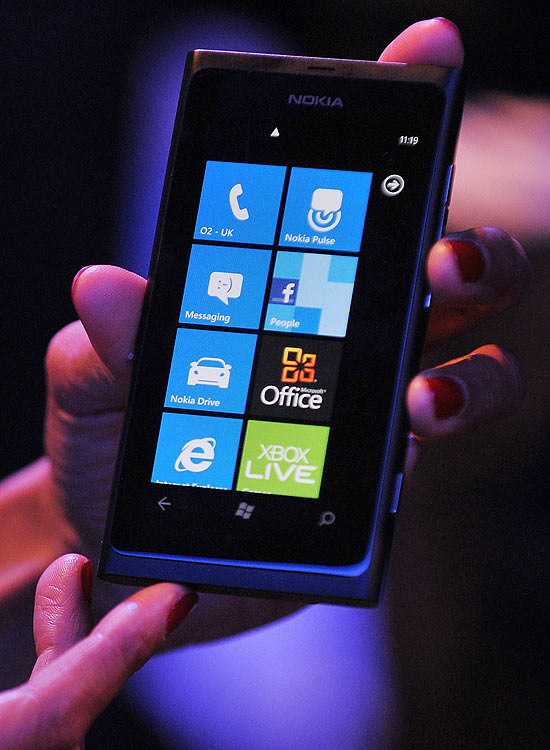 Smartphone Nokia Lumia 800, com sistema Windows Phone,  exibido durante evento em Londres