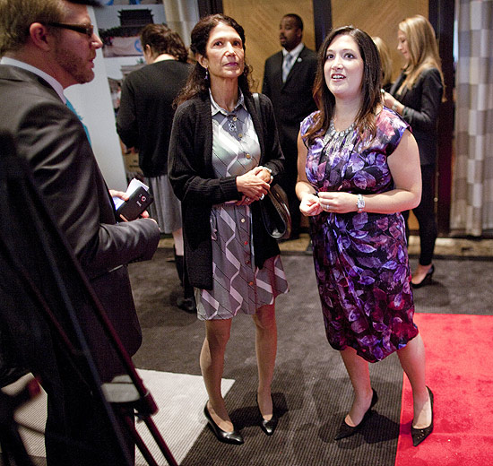 Randi Zuckerberg (dir.) e sua mãe, Karen, conversam durante evento em Nova York