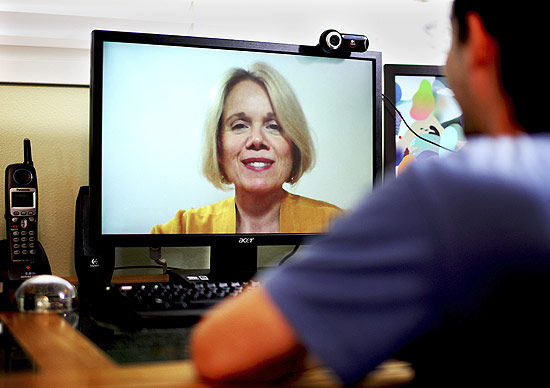 Marlene Maheu (na tela), terapeuta de San Diego, usa videoconferência para se comunicar com um paciente