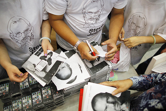 Brindes so entregues a compradores da biografia autorizada de Steve Jobs em livraria de Xangai, na China