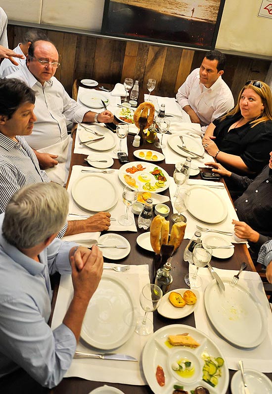 Fernando Haddad (no centro,  esquerda), almoa com petistas, entre eles alguns aliados de Marta Suplicy