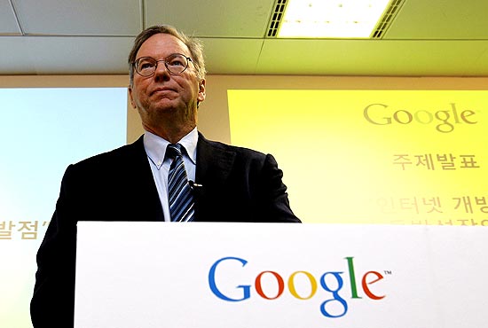 Eric Schmidt, presidente do conselho do Google, fala à imprensa durante visita à filial coreana da empresa