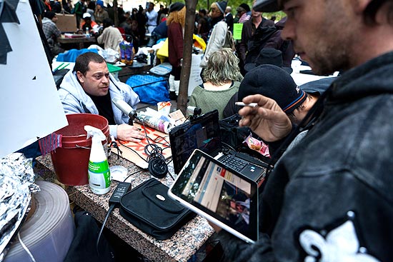 Participante do Occupy Wall Street fala ao microfone durante entrevista transmitida ao vivo pela internet