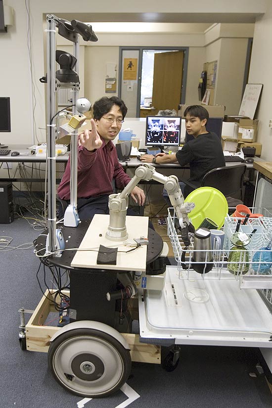 Andrew Ng (esq.), cientista do Google X, no laboratório de inteligência artificial da Universidade Stanford