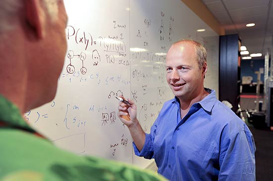 Os pesquisadores do Google Sebastian Thrun (dir.) e Peter Norvig na sede da empresa, em Mountain View