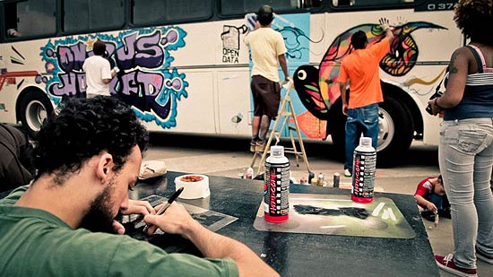 Ativistas do Transparência Hacker pintam o 'ônibus hacker', com o qual pretendem passar por pequenas cidades