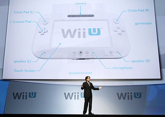 Satoru Iwata, presidente da Nintendo, apresenta o controle do Wii U durante a feira E3, em Los Angeles