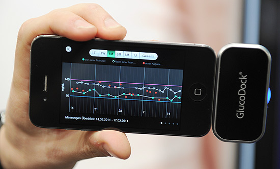Nível de açúcar no sangue é exibido por um iPhone durante feira de medicina no mês passado, na Alemanha