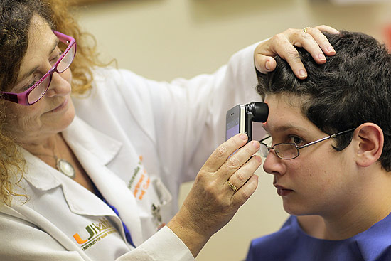 A dermatologista Antonella Tosti, em Miami, usa um iPhone para examinar sintomas de câncer de pele