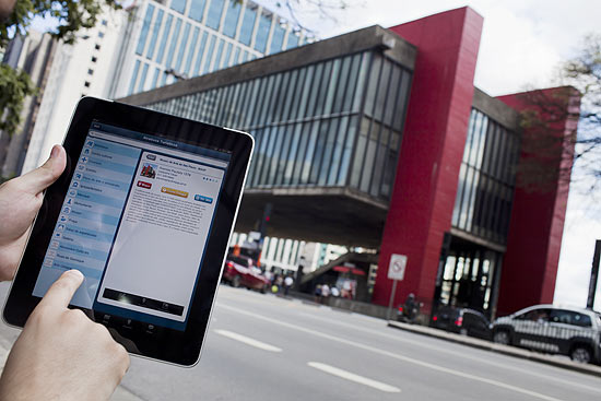 Aplicativo SP Mobile é executado em um iPad, na av. Paulista, em frente ao prédio do Masp