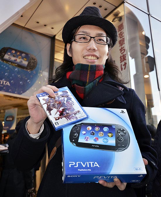 Consumidor compra PlayStation Vita no dia de lanamento do produto, em Tquio