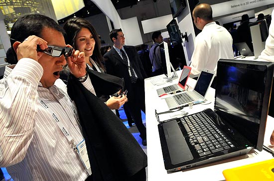 Visitantes da feira CES, em Las Vegas, testam notebook da Sony que exibe imagens em 3D