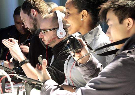 Convidados manuseiam smartphone da HTC durante evento de lançamento do produto, em Nova York