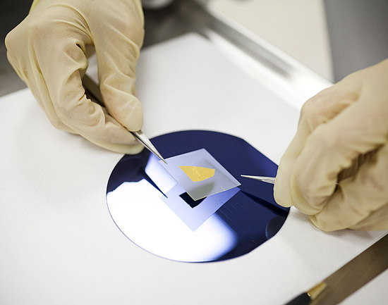 Nanotubos de carbono criados em uma superfície de quartzo, cobertos<br />
 com ouro e colocados em um wafer