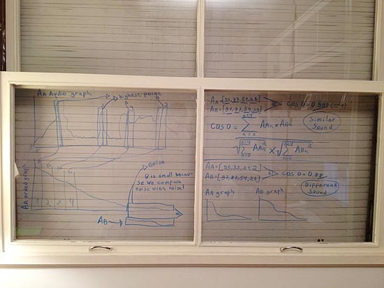 Janela do quarto de Pedro Franceschi, com os cálculos usados para chegar à tradução do Siri
