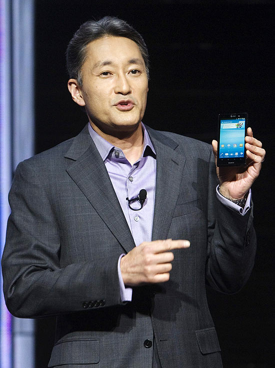 Kazuo Hirai, vice-presidente da Sony, segura um telefone Xperia na CES