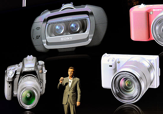 Phil Molyneux, presidente da Sony, apresenta os novos modelos de cmeras da empresa durante a CES 2012