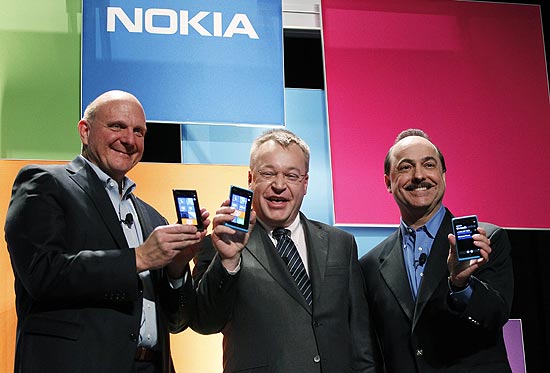 Steve Ballmer (Microsoft), Stephen Elop (Nokia) e Ralph de la Vega (AT&T) seguram o smartphone Lumia 900