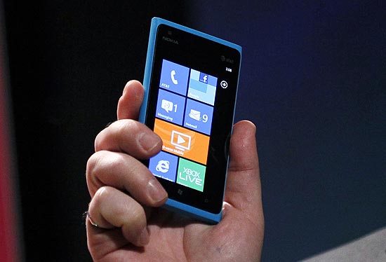 Nokia Lumia 900 durante seu anncio; peas do aparelho so mais caras do que as do iPhone 4S