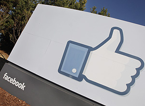 O famoso símbolo de 'curtir' do Facebook na fachada da sede da empresa em Menlo Park, na Califórnia