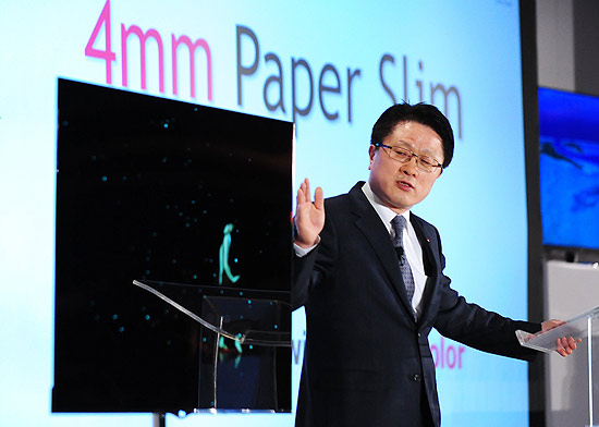 Skott Ahn, vice-presidente de tecnologia da LG, apresenta o aparelho vencedor na CES