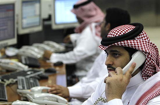 Em Riad, capital saudita, operadores acompanham o movimento das bolsas do Oriente Médio