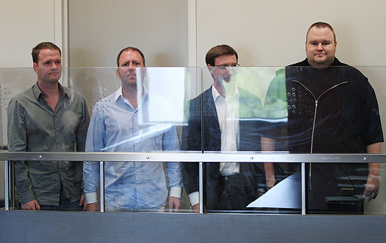 Kim "Dotcom" Schmitz (à direita) e os três funcionários do Megaupload presos em sua mansão na Nova Zelândia