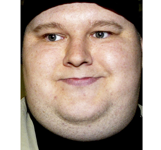 O fundador do Megaupload Kim Schmitz, conhecido como Kim Dotcom, chega a tribunal em Munique, em 2002