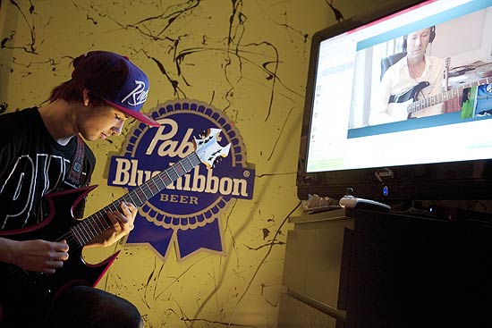 Joey Potuzak, 17, usa o Skype para fazer aulas de guitarra em casa