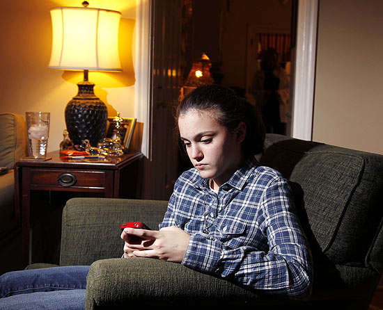 Taylor Smith, 14, acessa o Twitter no celular em sua casa, em Kirkwood, no Missouri (EUA)