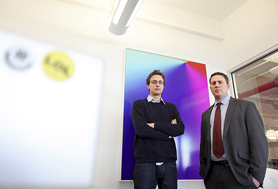 Jonah Peretti (esq.), criador do BuzzFeed, e Ben Smith, seu editor-chefe, no escritrio do site, em Nova York
