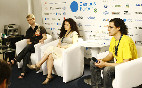 Da esquerda para a direita, os ativistas Charles Lenchner, do Occupy Wall Street, Leila Nachawati, blogueira srio-espanhola, e Olmo Glvez, da Acampada del Sol