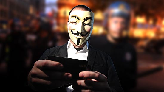 Ativista mascarado do grupo hacker Anonymous, no documentário "We Are Legion: The Story of the Hacktivists"