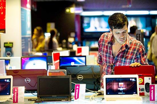 Consumidor observa computadores em loja em São Paulo; vendas cresceram 12% em 2011
