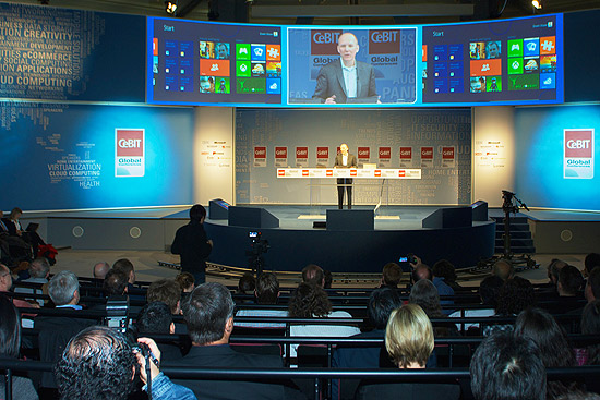 Erwin Visser, diretor snior de Windows, demonstra ferramentas corporativas do Windows 8 na CeBIT 2012 