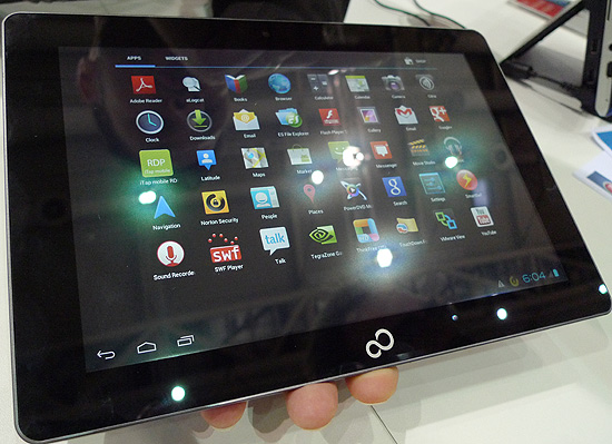 Representante da Fujitsu exibe o tablet Stylistic M532, com Android 4.0, durante a CeBIT 2012