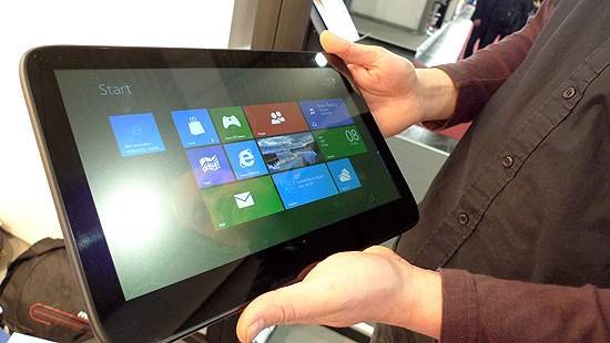 Representante da empresa BMx Computers segura um tablet W7Pad com o Windows 8 Consumer Preview
