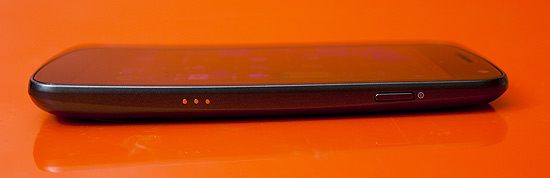Vista lateral do Galaxy X, celular da Samsung com Android 4.0