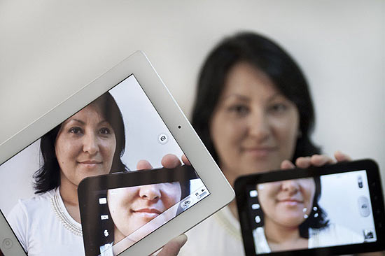 Samantha Shiraishi, proprietária da agência Otagaissama, usa o iPad e o Samsung Galaxy Tab para trabalhar