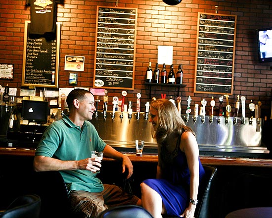 Kimberly e Stephen Kuhn em um bar de Palm Harbor, na Flórida, encontrado por meio do Groupon; o casal já chegou a usar sete cupons de promoção em um só dia
