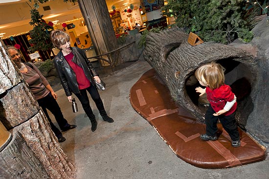 Karen Eddinger (centro), sua filha Dorey Miller (esquerda) e seu neto Sebastian visitam o Museu da Criança em Seattle; elas usaram o Groupon para comprar entradas mais baratas