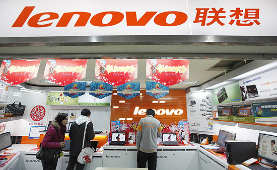 Loja da Lenovo em Xangai, na China; empresa passará a fabricar PCs nos EUA no ano que vem