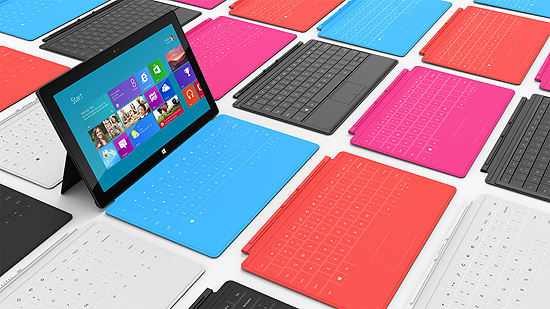 Surface rodeado das capas com teclado, as Touch Covers, que são frágeis, segundo usuários