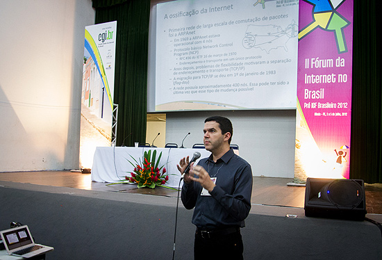 O pesquisador Lisando Zambenedetti Granville, da UFRGS e do CGI, fala durante mesa sobre o futuro da internet