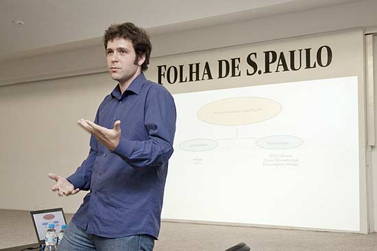 Gustavo Faleiros, ogranizador do primeiro encontro do grupo HacksHackers Brasil, fala durante evento em SP