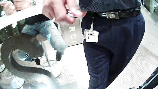 Mann é empurrado para fora da lanchonete do McDonald´s em Paris; crachá do agressor foi coberto pelo docente