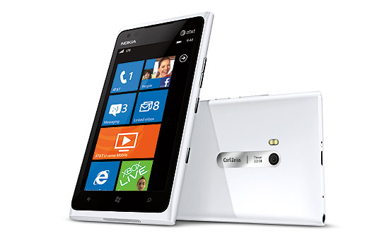 O Lumia 900, topo de linha da Nokia, também foi lançado no país